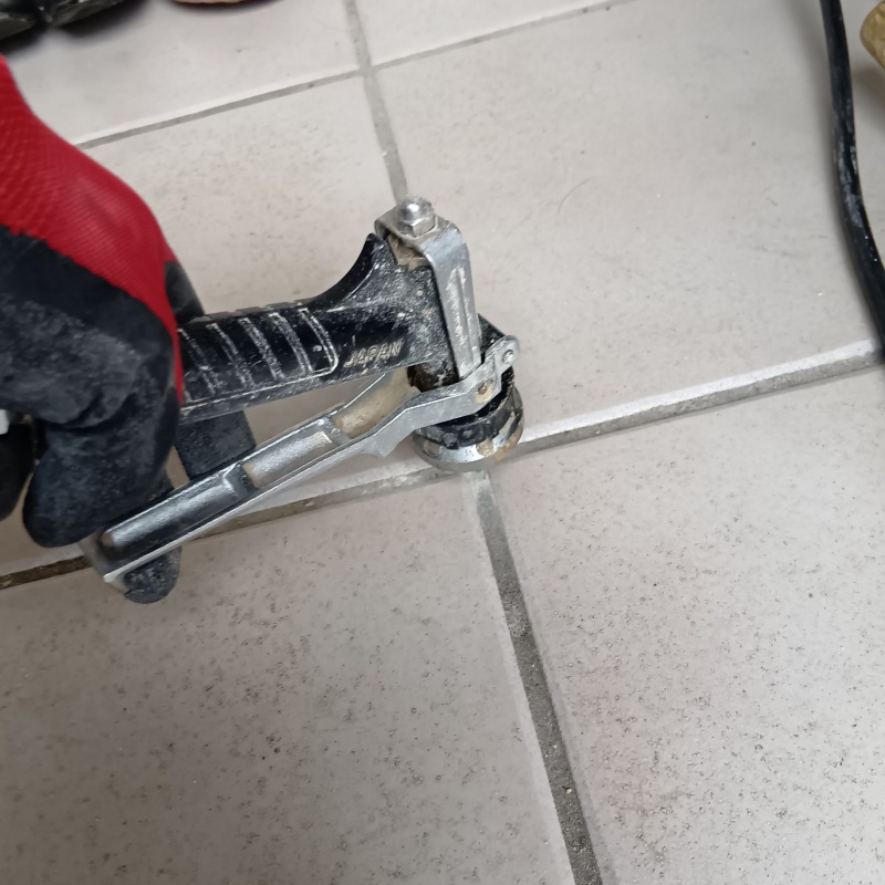 玄関床に穴を開けて防蟻剤を注入