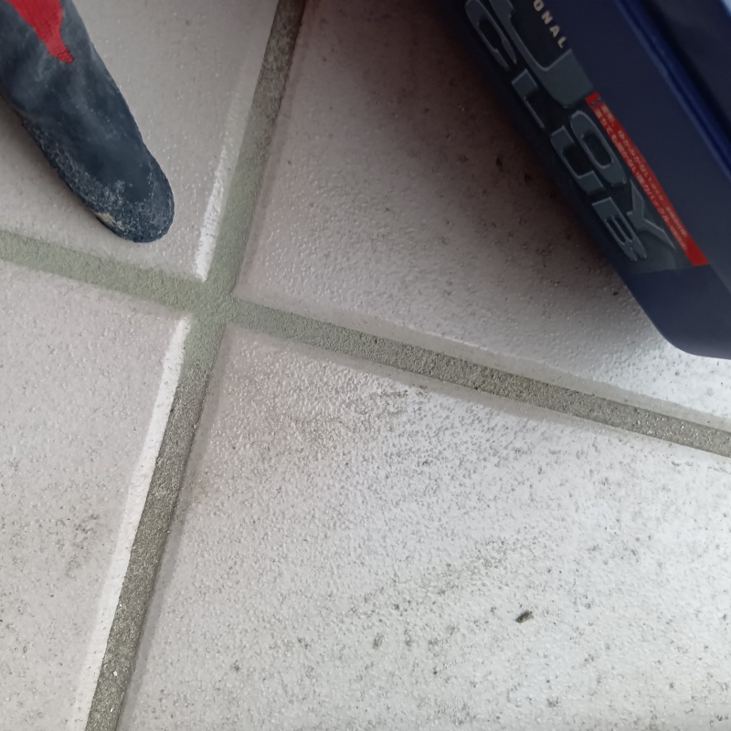 開けた穴をきれいに補修