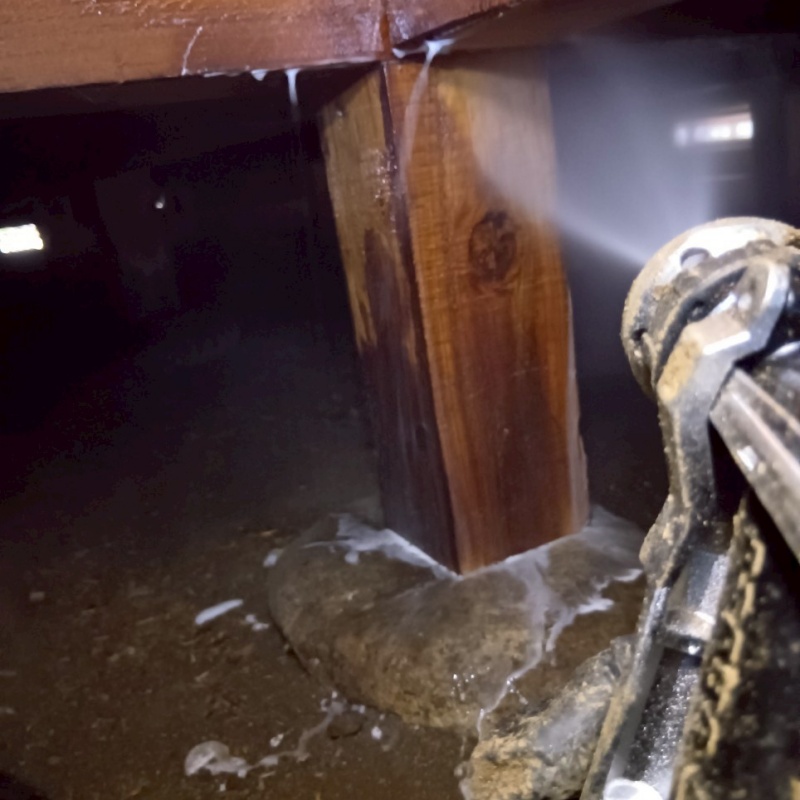 床下木材にシロアリ駆除剤を散布