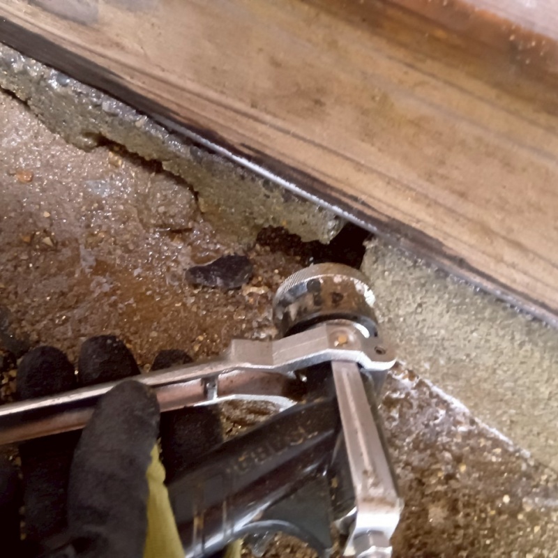 地面にシロアリ駆除剤を散布