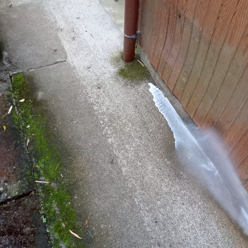 基礎まわりにシロアリ駆除剤を散布