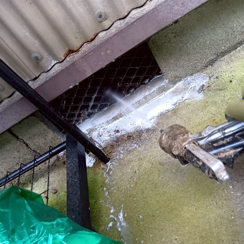 基礎まわりにシロアリ駆除剤を吹き付ける様子