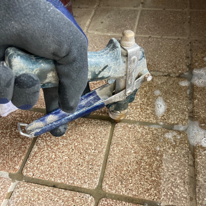 玄関床の目地からシロアリ駆除剤を注入