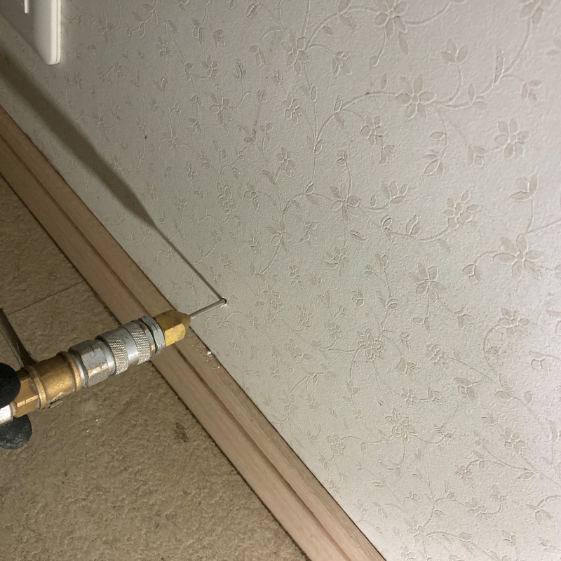 壁材に穴を開けてシロアリ駆除剤を注入