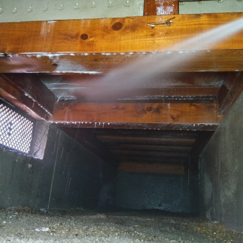 床下木材にシロアリ駆除剤を散布