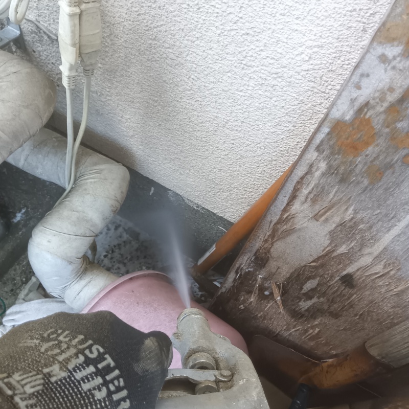 基礎まわりにシロアリ駆除剤を散布