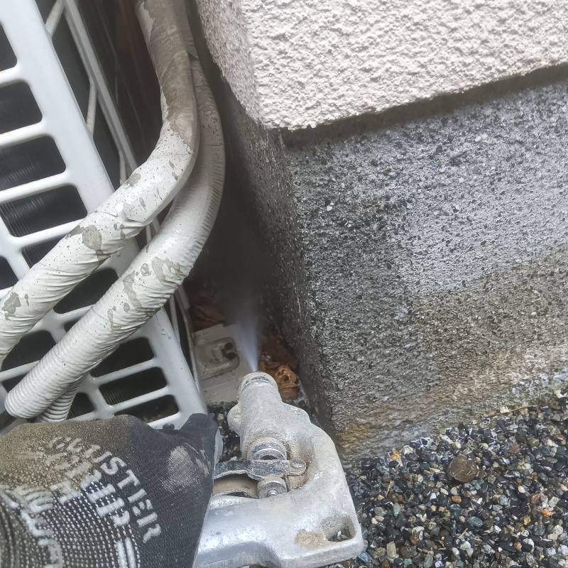建物外周の土壌にシロアリ駆除剤を散布