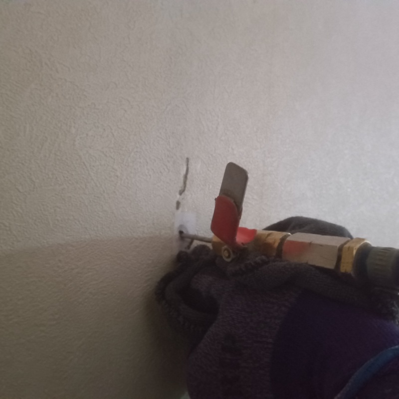 壁材に穴を開けてシロアリ駆除剤を注入