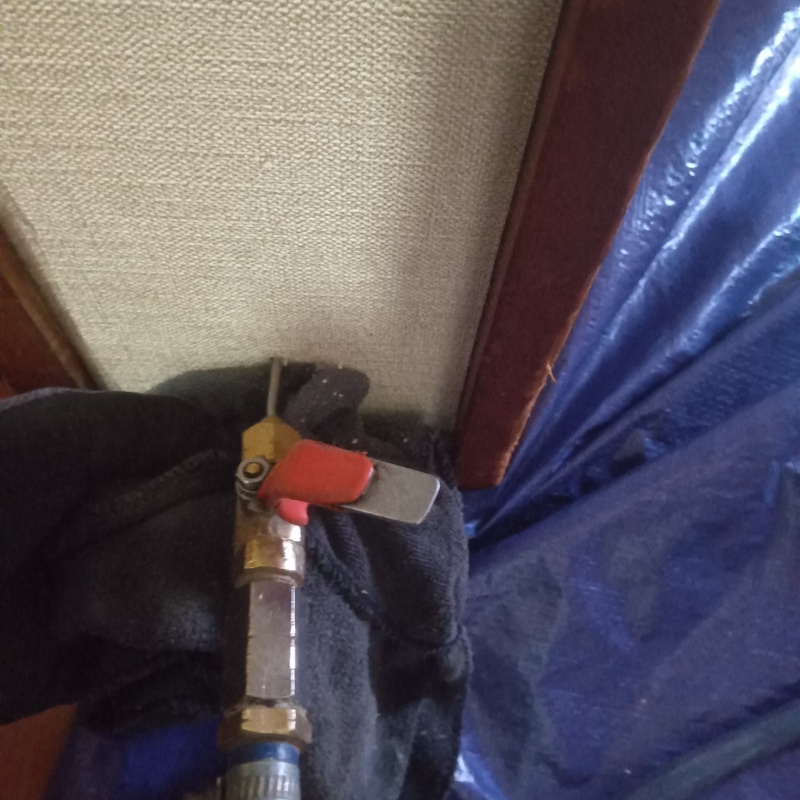 壁内部に直接シロアリ駆除剤を注入