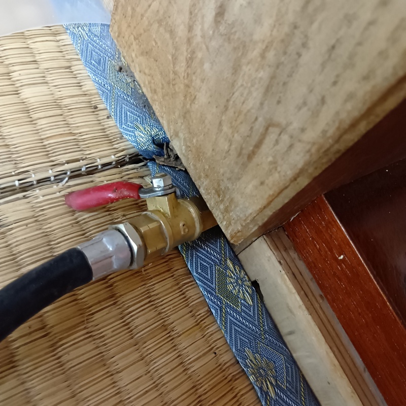 和室の床にシロアリ駆除剤を注入する様子