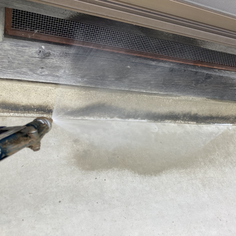 基礎まわりにシロアリ駆除剤を散布する様子