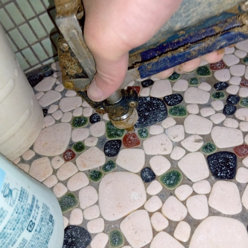 浴室の床にシロアリ駆除剤を注入する様子