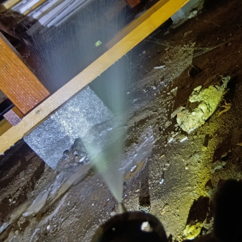 床下の木材にシロアリ駆除剤を散布する様子