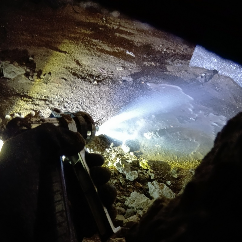 床下の土壌にシロアリ駆除剤を散布する様子