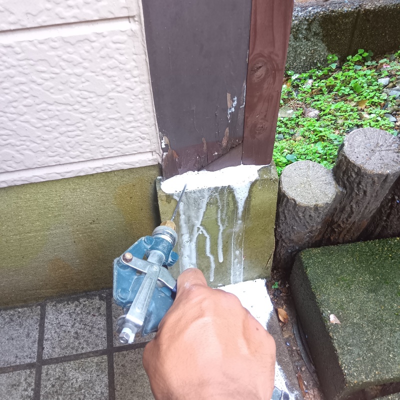 玄関の柱にシロアリ駆除剤を注入する様子