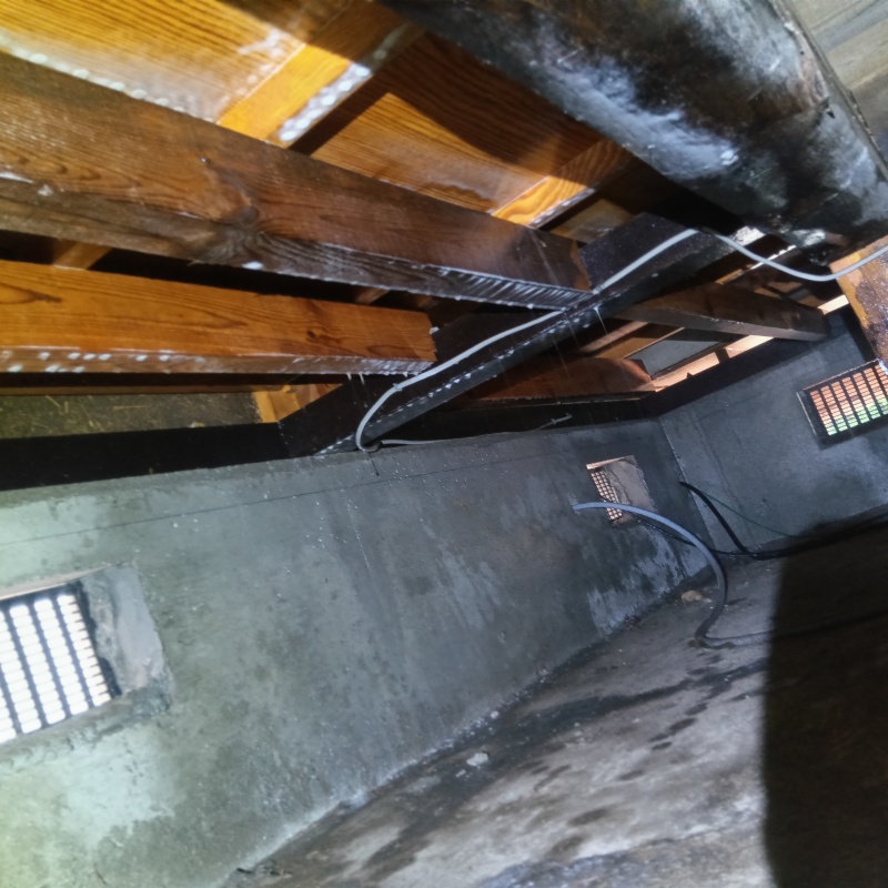 床下の基礎部分にシロアリ駆除剤を散布した様子