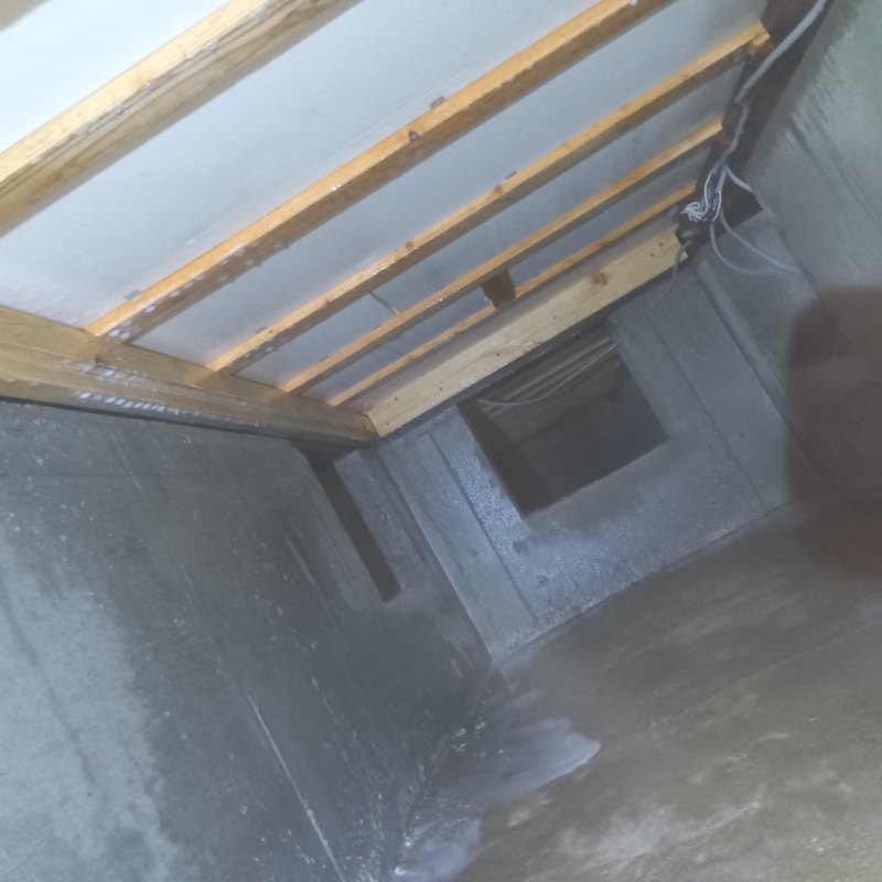 床下の基礎部分にシロアリ駆除剤を散布した様子