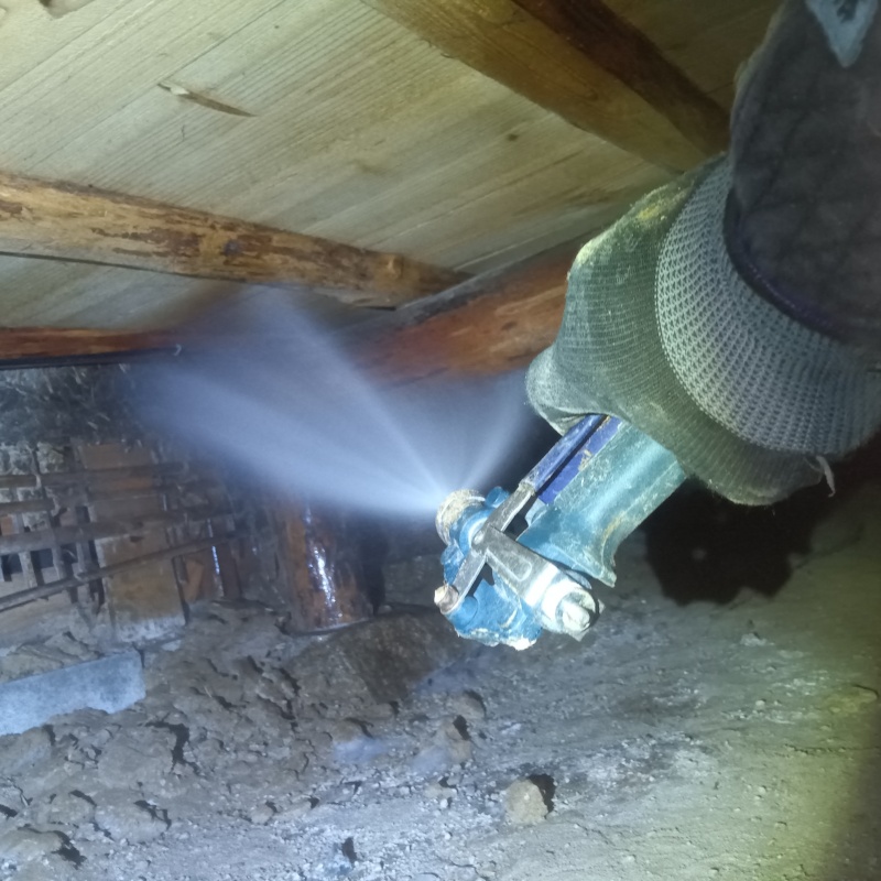 床下の木材に防蟻剤を散布する様子