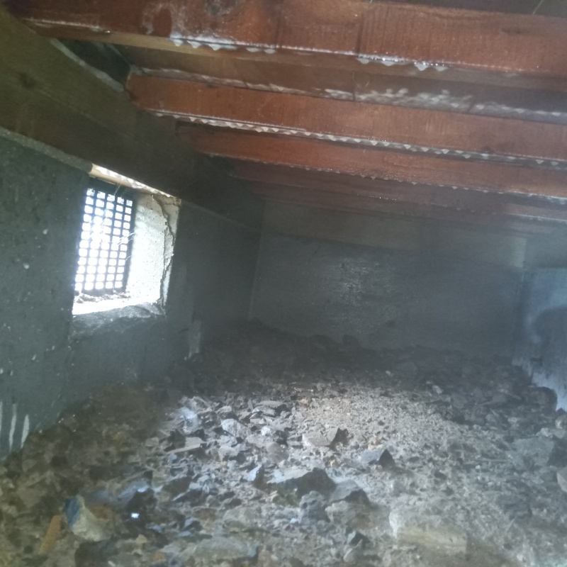 床下の基礎部分に防蟻剤を散布した様子