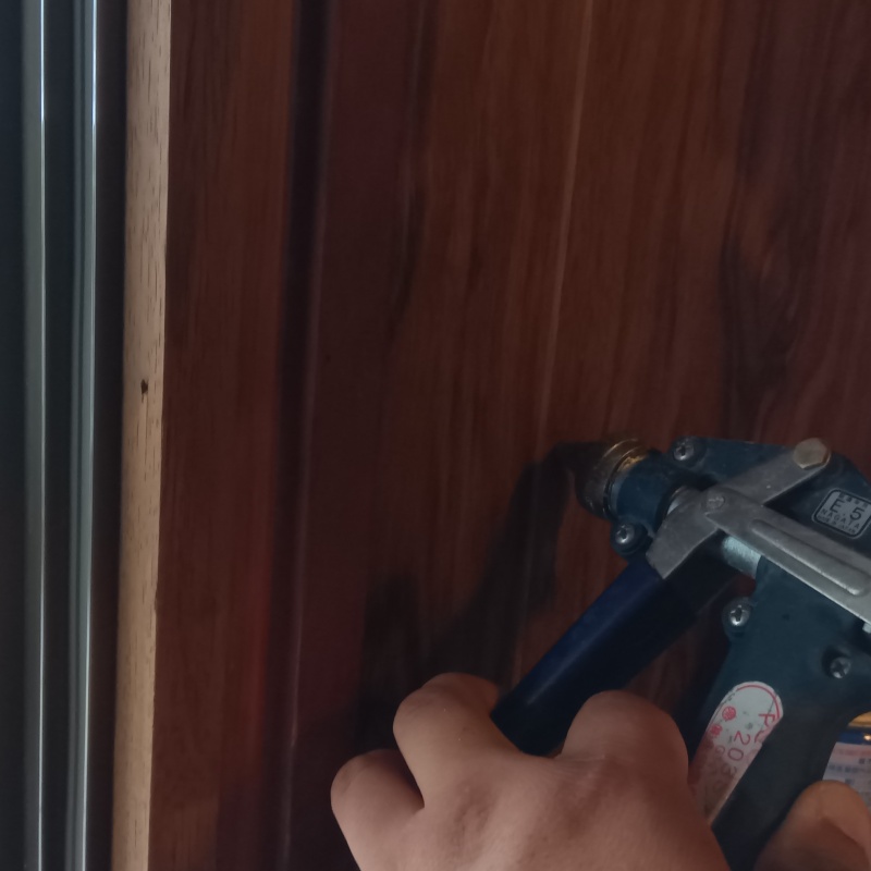 玄関の壁にシロアリ駆除剤を注入する様子