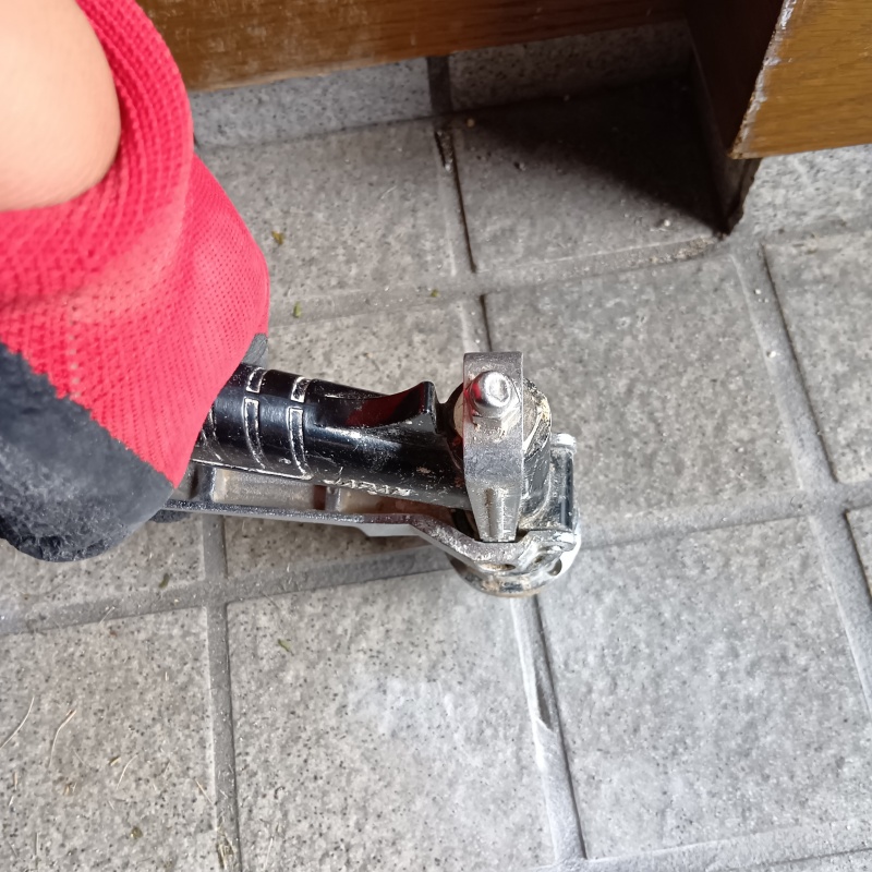 玄関の床にシロアリ駆除剤を注入する様子