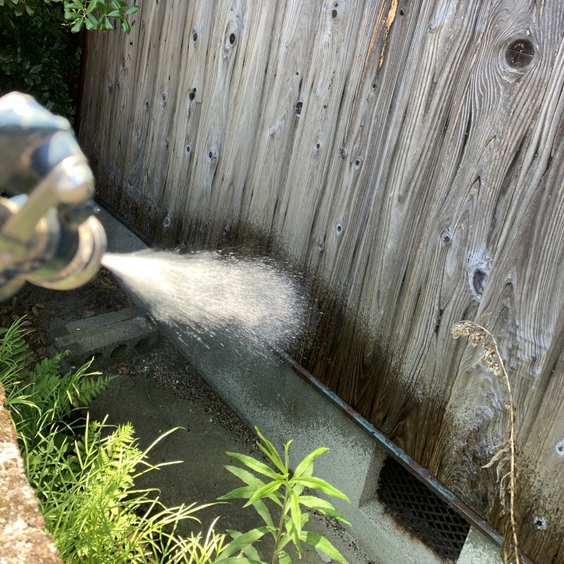 基礎まわりにシロアリ駆除剤を散布した様子