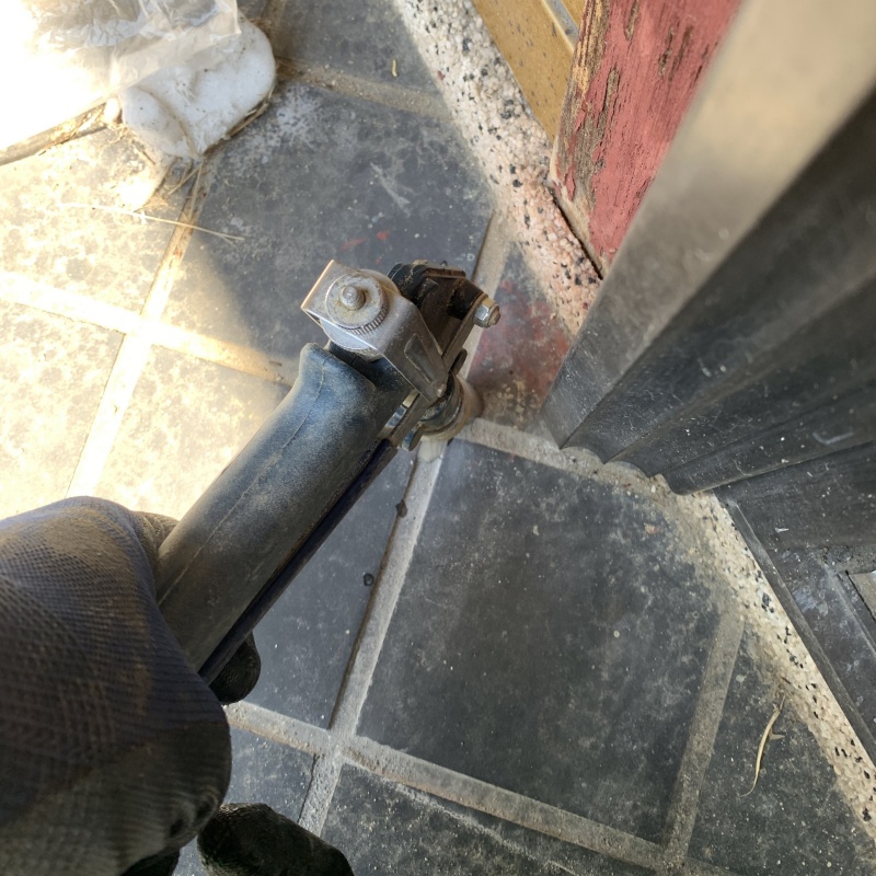 玄関の床にシロアリ駆除剤を注入する様子