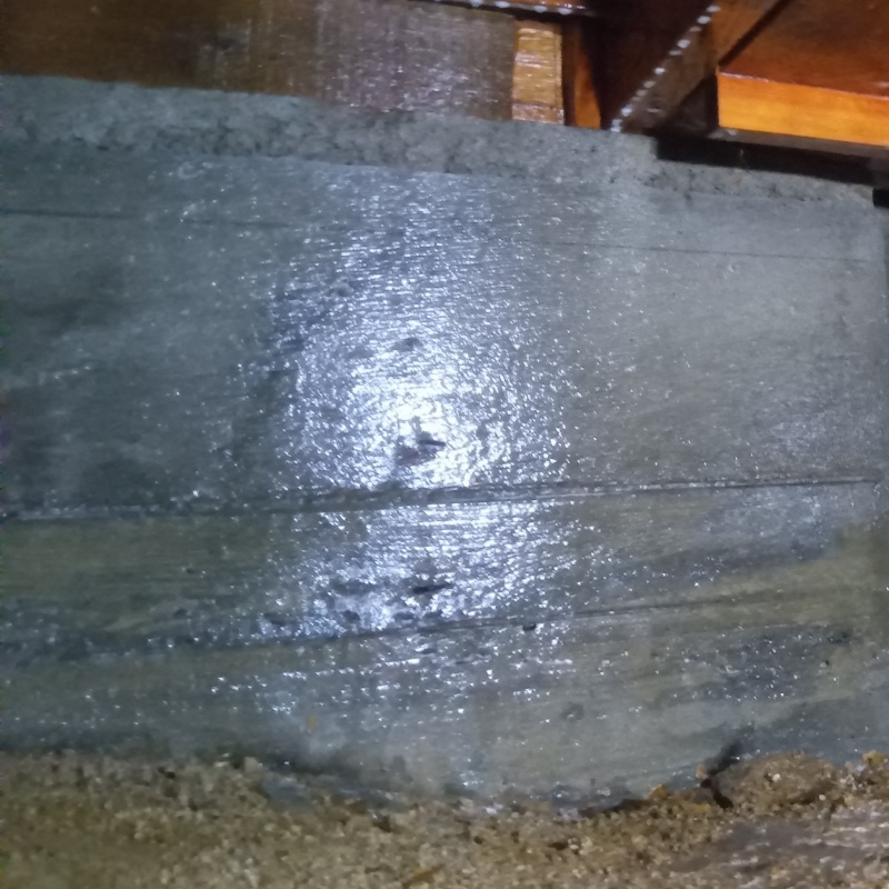 床下の基礎部分にシロアリ駆除剤を散布した様子