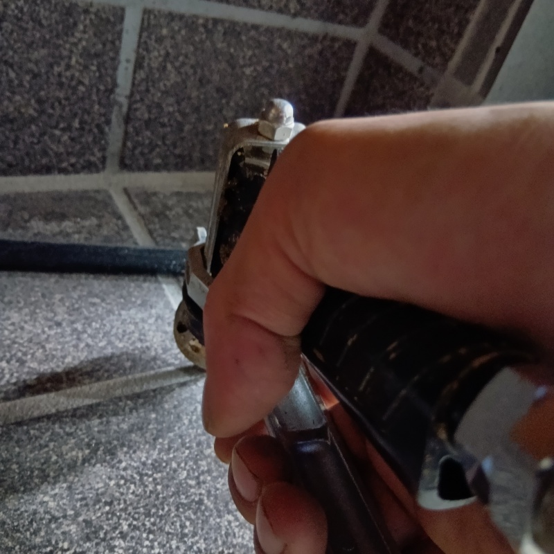 玄関の床にシロアリ駆除剤を注入する様子