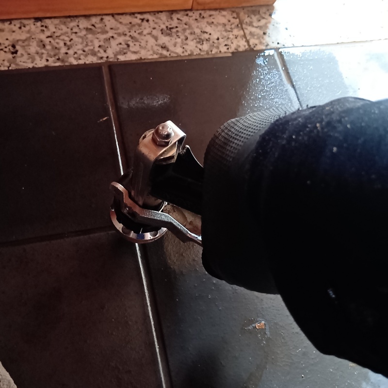 玄関の床にシロアリ駆除剤を注入する様子