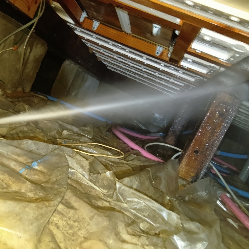 床下の木材にシロアリ駆除剤を注入する様子