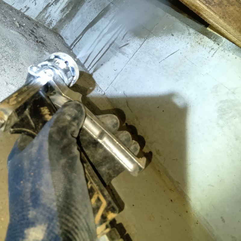 床下の基礎部分にシロアリ駆除剤を散布する様子