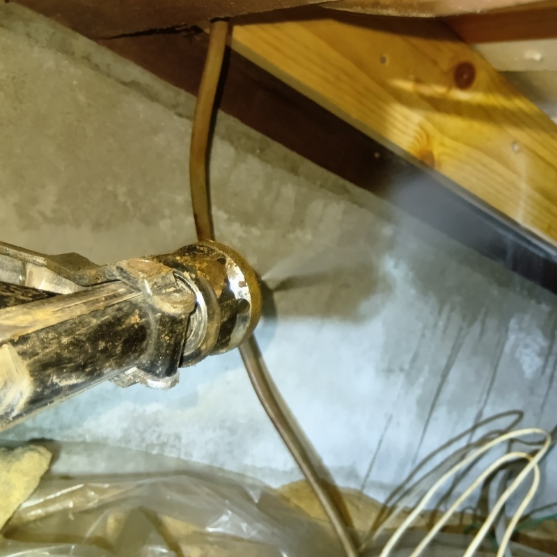 床下の基礎部分にシロアリ駆除剤を散布した様子