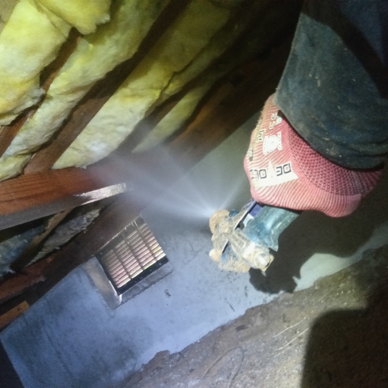 床下の木材にシロアリ駆除剤を注入する様子