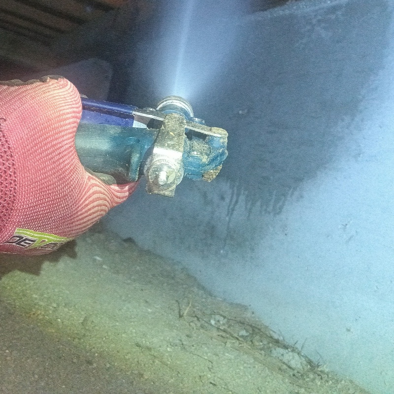 床下の基礎部分にシロアリ駆除剤を散布する様子