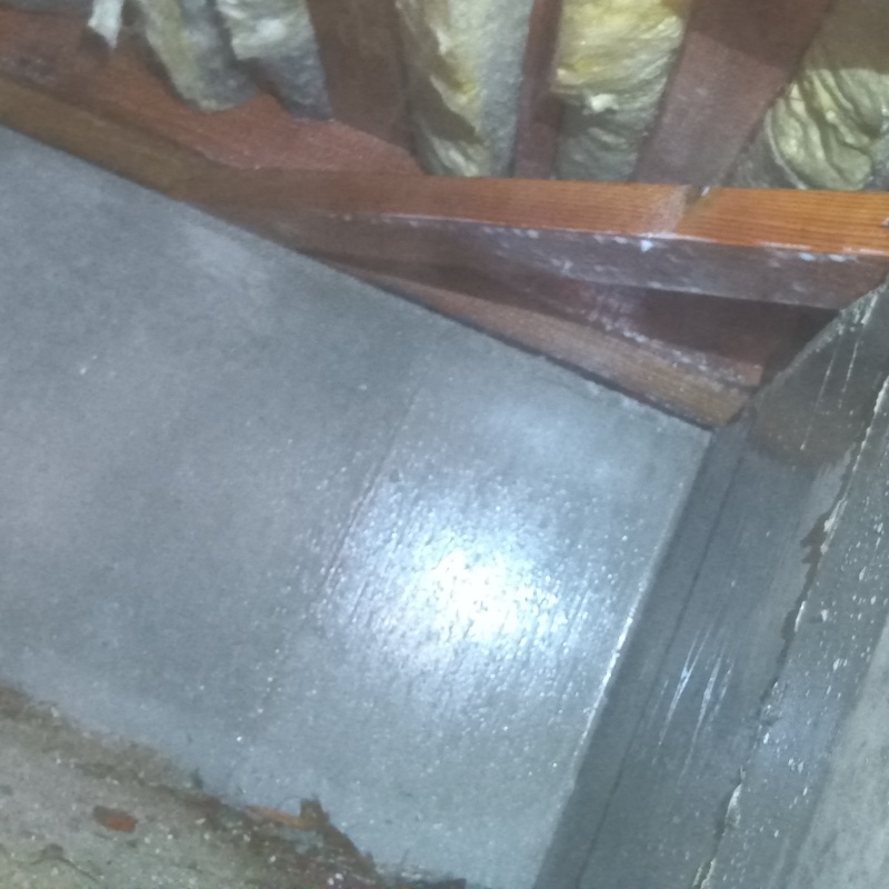 床下の基礎部分にシロアリ駆除剤を散布した様子