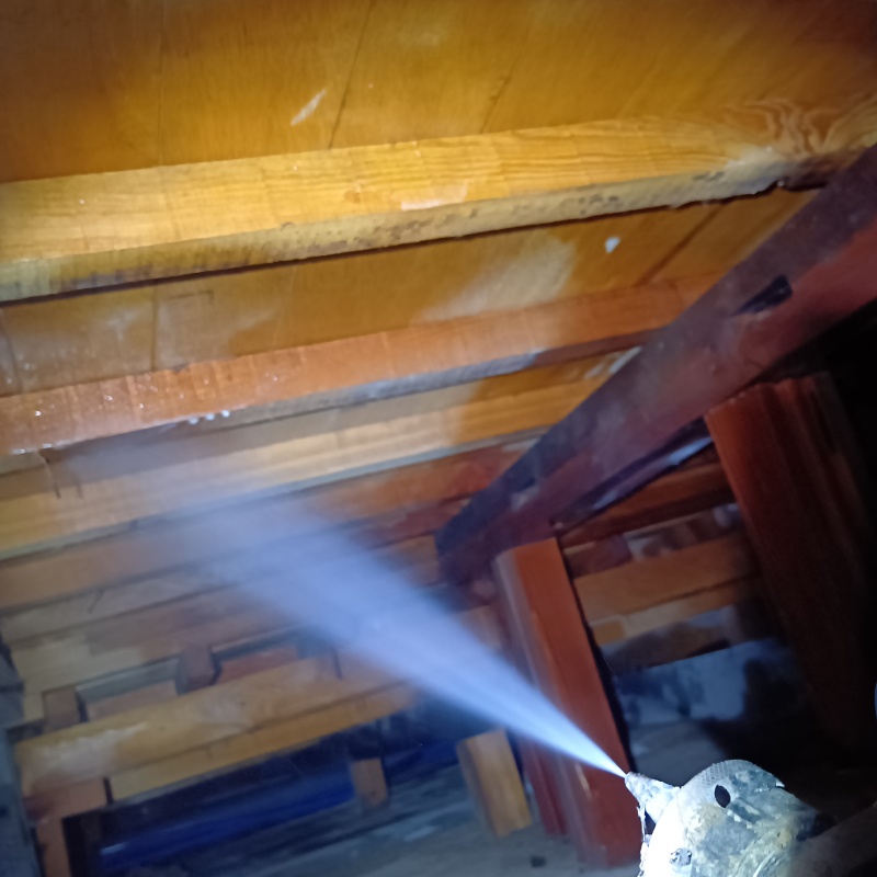 床下の木材にシロアリ駆除剤を注入する様子