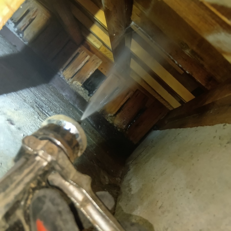 床下の木材に防蟻剤を散布する様子