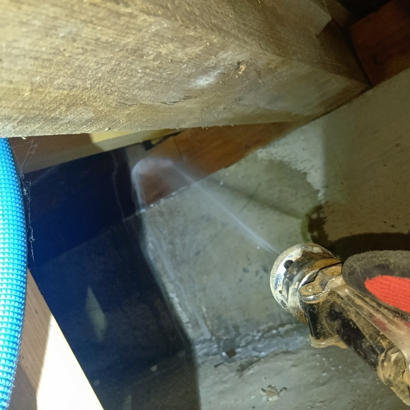 床下の木材に防蟻剤を注入する様子