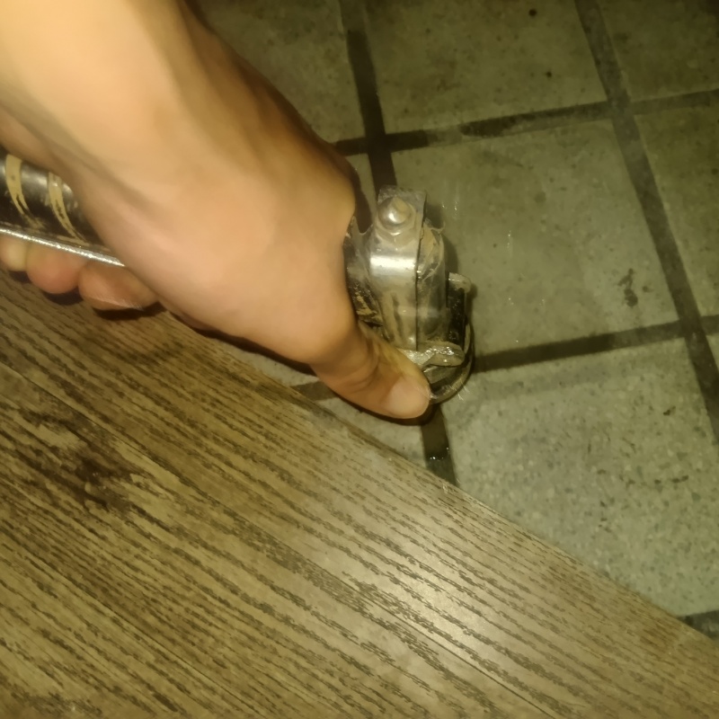 玄関の床に防蟻剤を注入する様子