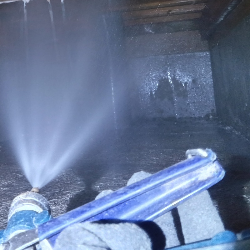 床下の基礎部分にシロアリ駆除剤を散布する様子