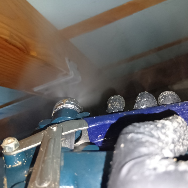 床下の木材にシロアリ駆除剤を散布する様子