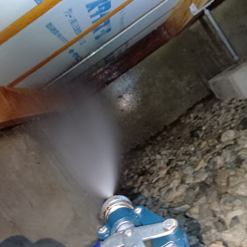 床下の基礎部分にシロアリ駆除剤を散布した様子