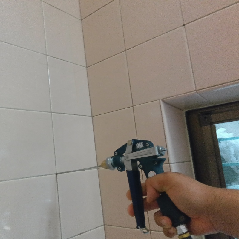 浴室の床にシロアリ駆除剤を注入する様子