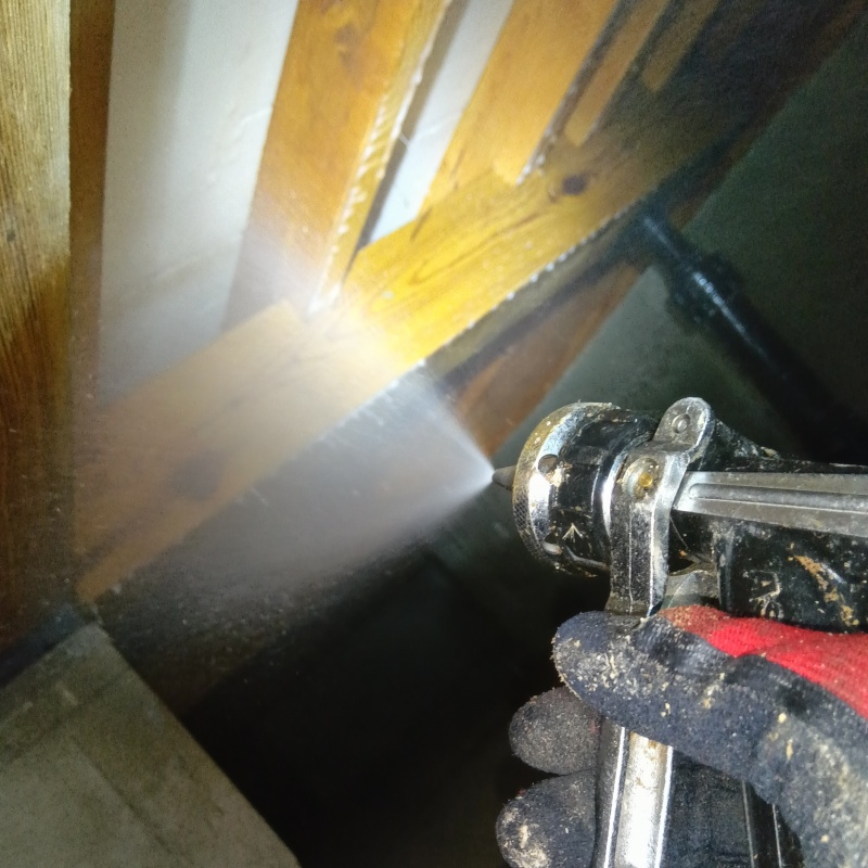 床下の木材に防蟻剤を散布する様子