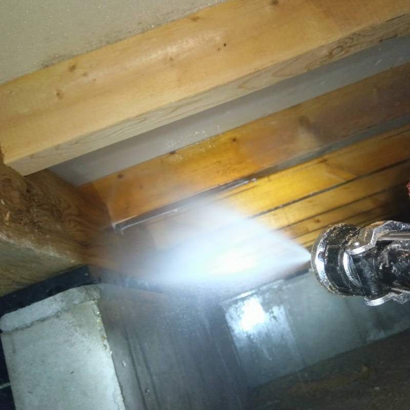 床下の木材に防蟻剤を散布する様子