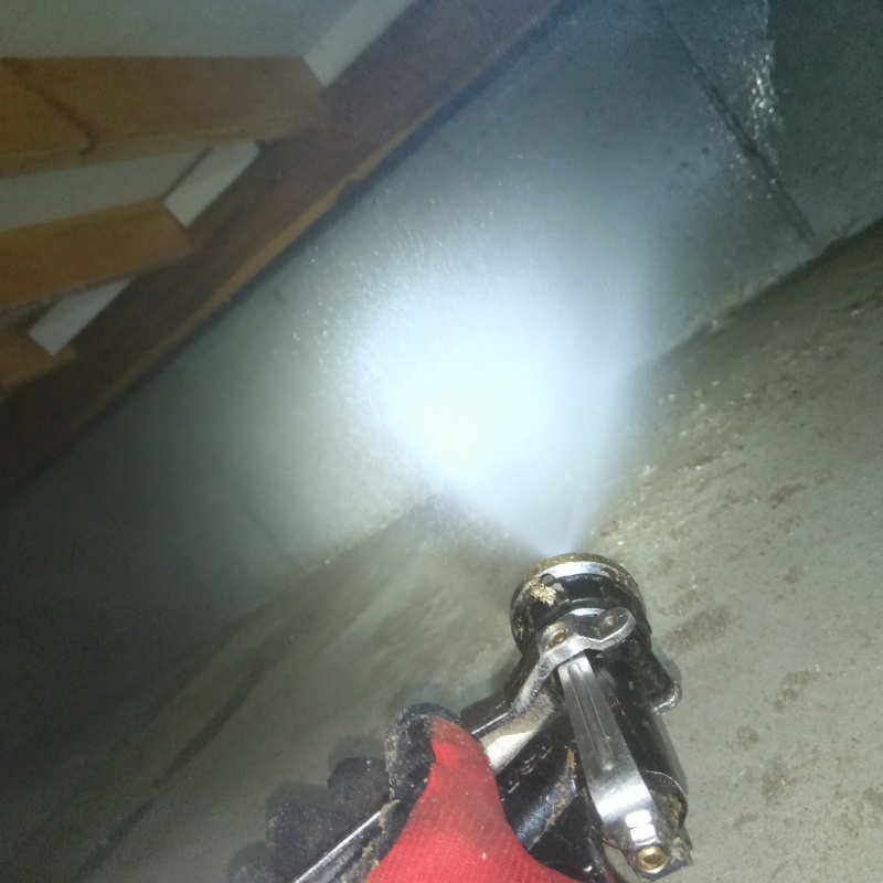 床下の基礎部分に防蟻剤を散布する様子