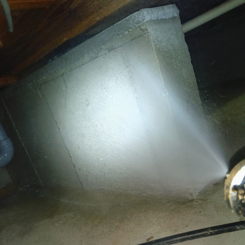 床下の基礎部分に防蟻剤を散布する様子