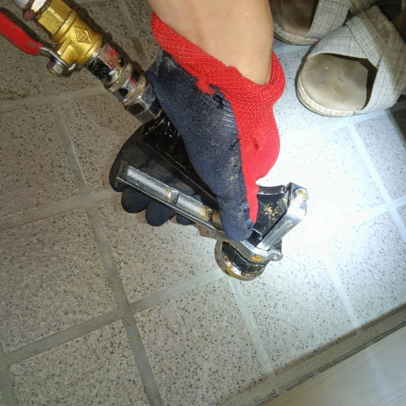 玄関の床に防蟻剤を注入する様子