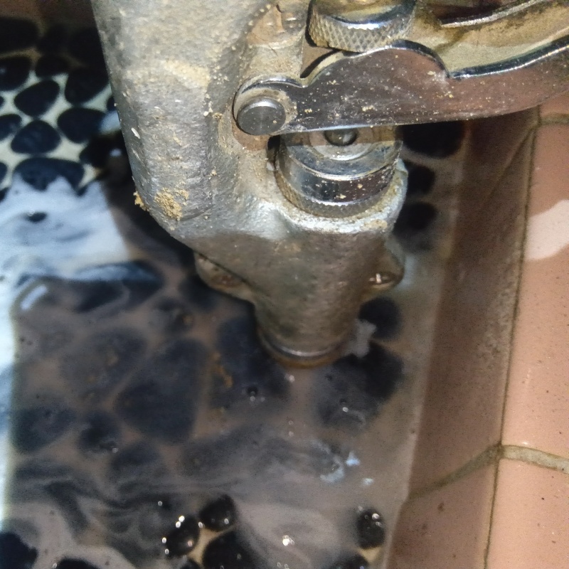 浴室の床にシロアリ駆除剤を注入する様子